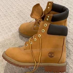 Timberland boot size 5.5 men/youth; 7 women